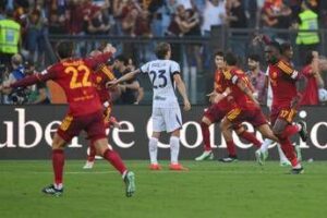 La Roma scappa, Lautaro la inchioda: all’Olimpico 2-2 spettacolo