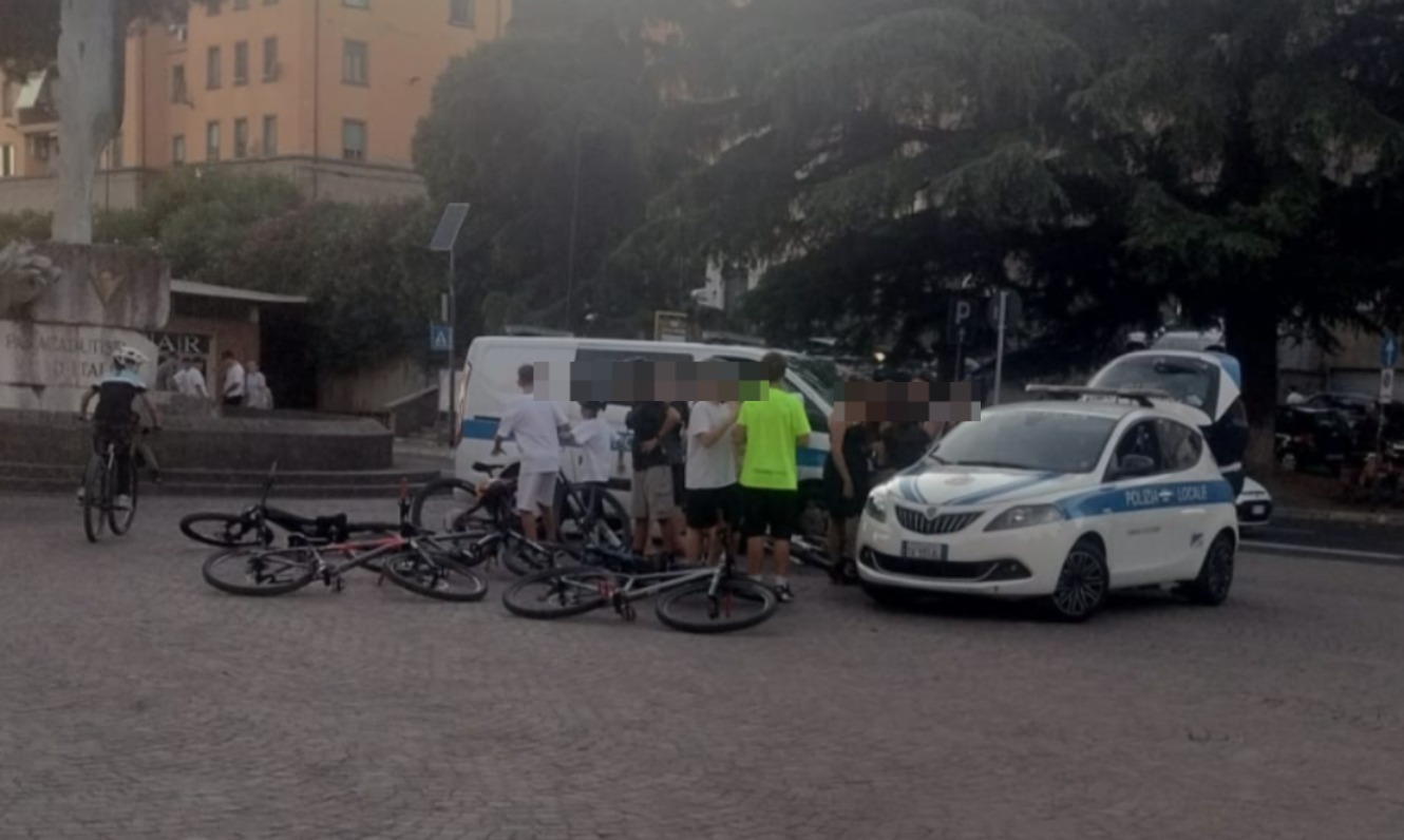 “Pericolo per l’incolumità personale e di chi passeggia”: blitz della Polizia Locale di Viterbo al Sacrario, multati dieci minorenni in bici