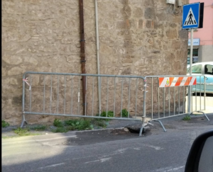 Montefiascone, la buca sulla Cassia è ancora lì: «Da due anni transenne e disagi per automobilisti e camion»