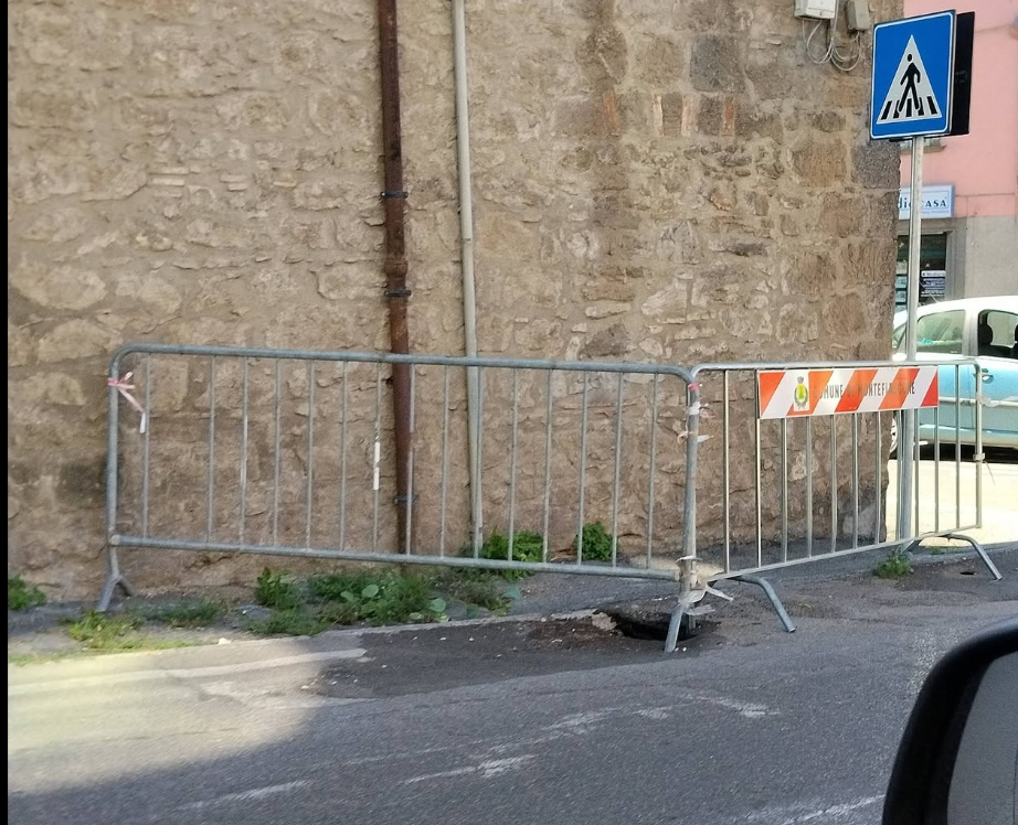 Montefiascone, la buca sulla Cassia è ancora lì: «Da due anni transenne e disagi per automobilisti e camion»