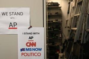 Usa, giudice ordina a Trump lo stop al bando dei media: “Riammetta alla Casa Bianca Cnn, MsNow e Politico”