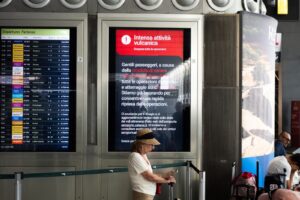 Cenere lavica dell’Etna, stop voli all’aeroporto di Catania fino alle 12 di domani