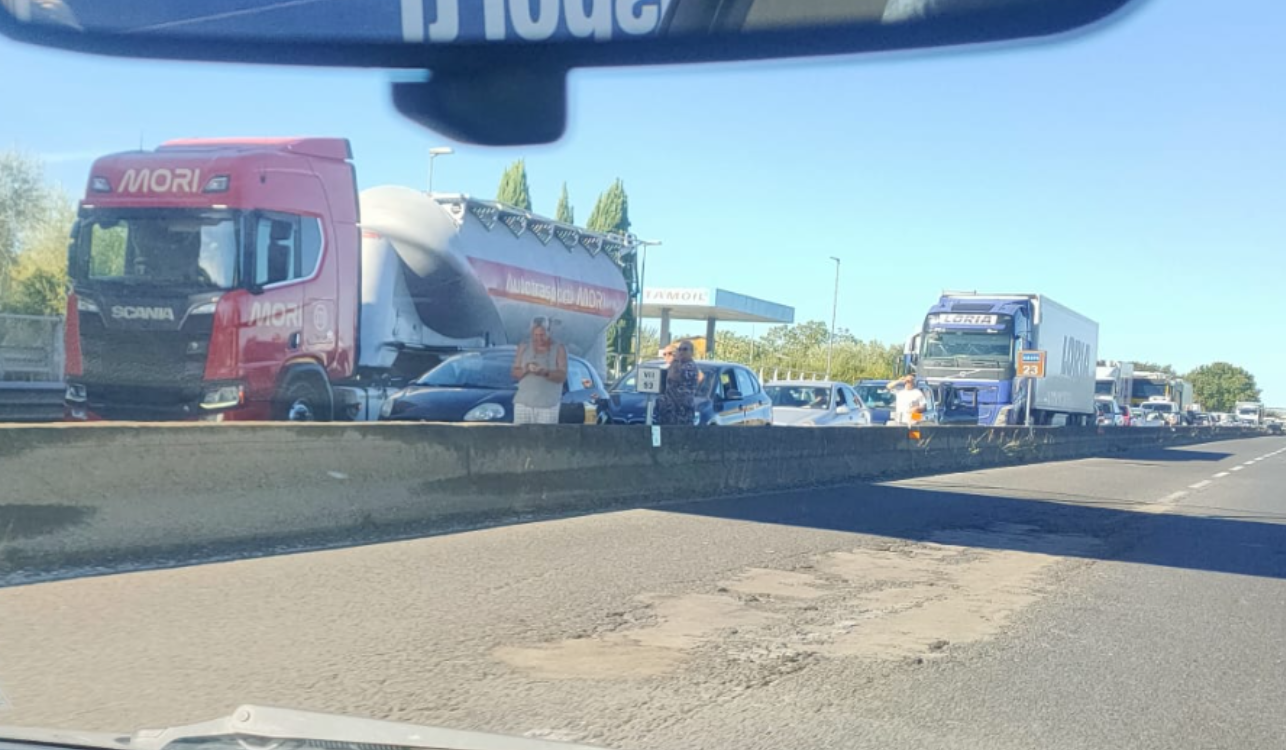 Viterbo – Superstrada chiusa, l’Ortana si trasforma in un imbuto: a Vitorchiano è caos tra camion e traffico