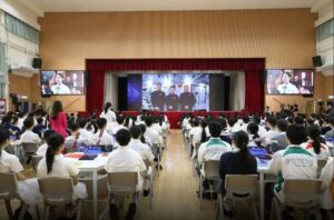 Cina, studenti a lezione di aerospazio con l’equipaggio della Shenzhou-23