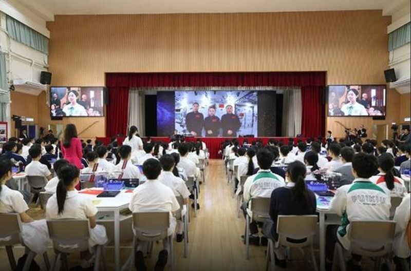 Cina, studenti a lezione di aerospazio con l’equipaggio della Shenzhou-23