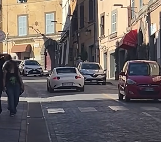 Follia alla guida nel centro di Viterbo: auto contromano in via Cairoli, il video fa indignare il web