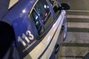 Promette di restituirgli lo zaino rubato a Roma e invece lo aggredisce a calci e pugni insieme a gang