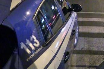 Promette di restituirgli lo zaino rubato a Roma e invece lo aggredisce a calci e pugni insieme a gang