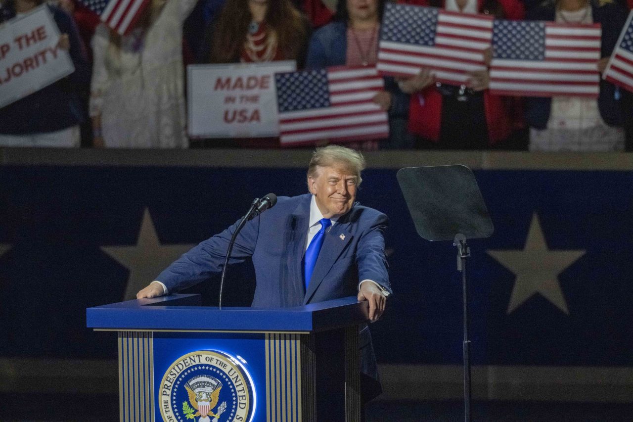 Trump a Dallas “Se vinciamo a novembre darò 5mila dollari a tutti gli americani”