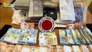 Trovato con 20 chili di cocaina e 100mila euro, arrestato nell’hinterland romano