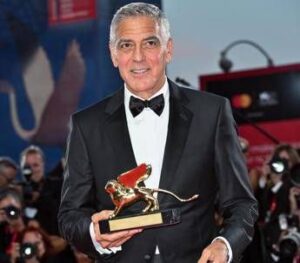 Mostra di Venezia, Clooney riceve il Leone d’oro alla carriera: “L’arte non ferma le guerre ma è antidoto contro la paura”