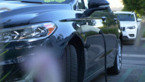Auto elettriche, a giugno storico sorpasso sulla benzina in Europa