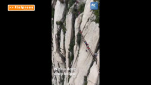 Cina, vigili del fuoco si addestrano nel soccorso con corde sul monte Huashan