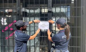 Roma – Rissa in un bar con tentato accoltellamento, sigilli al locale per l’ennesima volta