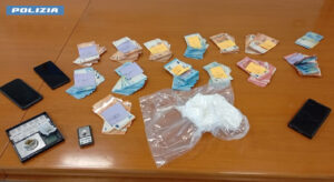 Valmontone – Mezzo chilo di cocaina in una scatola da pasticceria al posto di torte e bignè: tre arresti