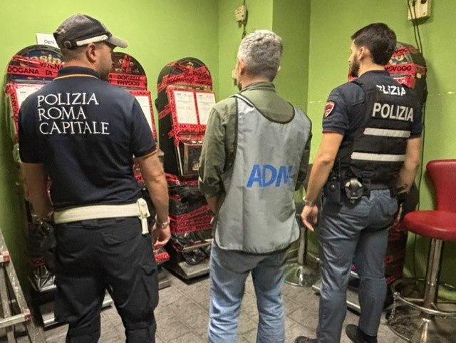 Roma – Cinque slot machines manomesse e non collegate al Monopolio: denunciata la titolare