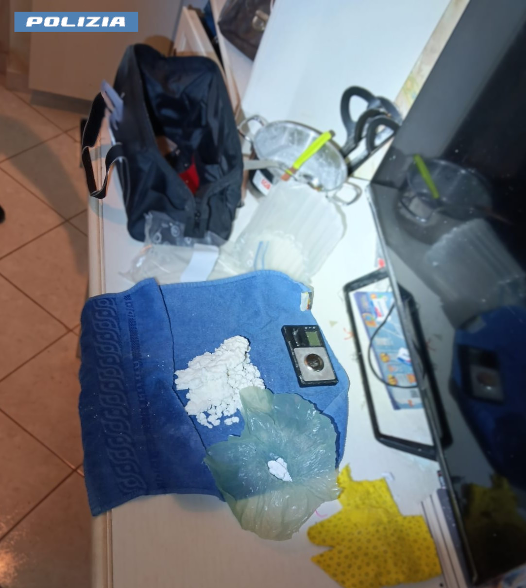Tivoli. Seguono un’auto e documentano in diretta uno scambio di droga. Oltre 300 grammi di crack sequestrati, 4 arresti