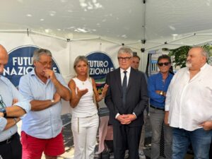 Viterbo – Bottiglie d’acqua sul Comitato pro Vannacci, Fusco: “La mia solidarietà ai colleghi al gazebo”