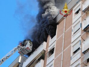 Dramma a Colli Aniene, fiamme distruggono un appartamento all’ottavo piano: un morto e due anziani salvati