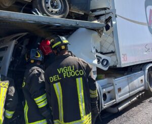 Inferno in A1, schianto tra tir con un morto e nove chilometri di coda: “Distribuzione di acqua agli automobilisti fermi”