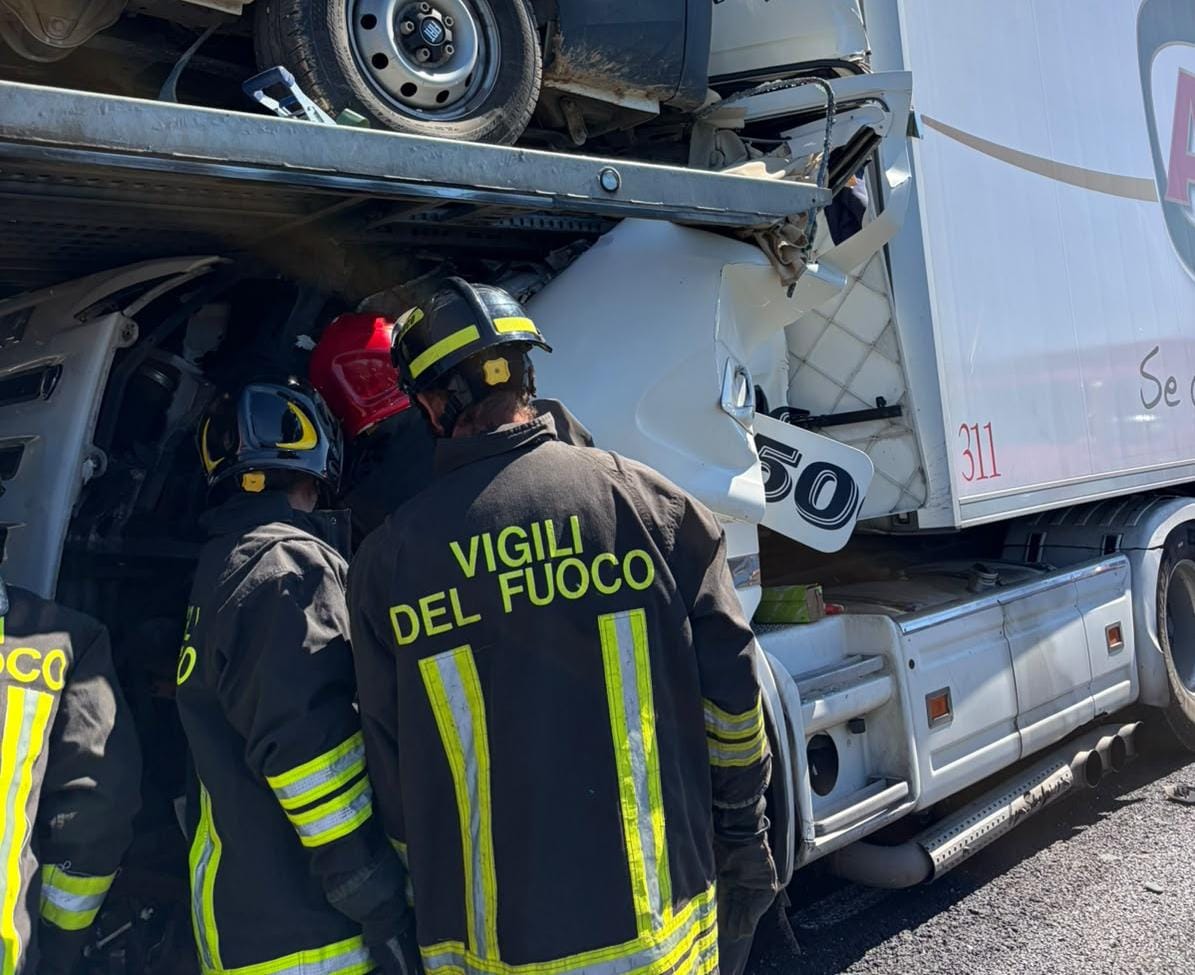 Inferno in A1, schianto tra tir con un morto e nove chilometri di coda: “Distribuzione di acqua agli automobilisti fermi”