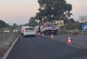 Incidente sulla Cassia verso Roma: scooterista a terra, traffico in tilt prima di Le Rughe