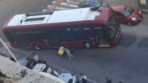 Tragedia sfiorata a Villa Gordiani, rider travolto da un bus: finisce con la bici sotto il mezzo