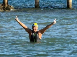 Non esce dall’acqua del Lago di Bracciano per 3 giorni e 3 notti, dormendo tra le onde sotto ipnosi: Marco Fratini compie l’impresa