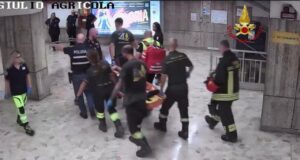 Travolto dalla metro a Roma, 67enne in fin di vita: aperta ogni ipotesi