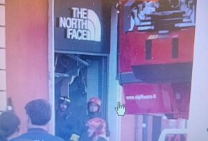 Roma – Crolla il solaio del negozio The North Face a Prati, estratte quattro persone