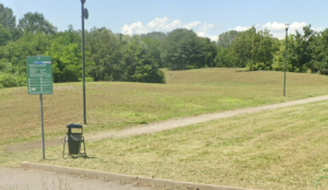 Orrore a Torino, dodicenne adescato con la scusa del monopattino e violentato nel parco: è caccia all’aggressore