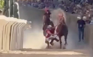 Paura al Palio di Canino: fantino cade in corsa e finisce sotto il cavallo avversario