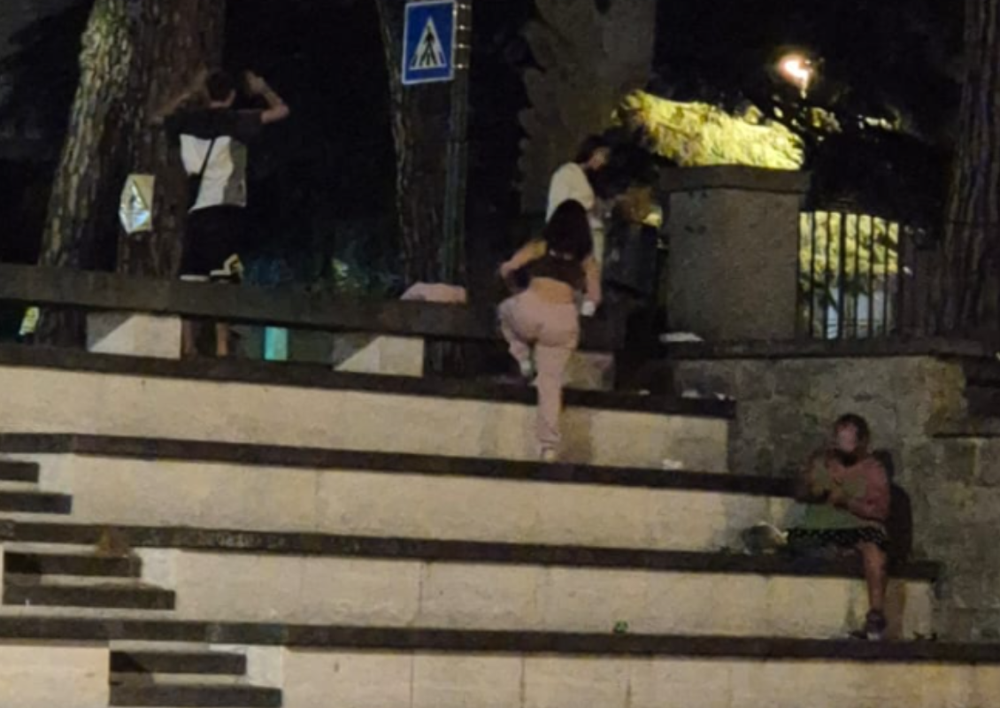 Viterbo – Bottiglie e oggetti lanciati contro un senzatetto al Sacrario: «Una scena raccapricciante»