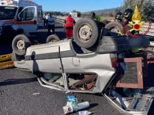 Schianto sull’autostrada ad Attigliano, Panda si ribalta dopo l’urto: guidatore estratto dalle lamiere e volato a Roma
