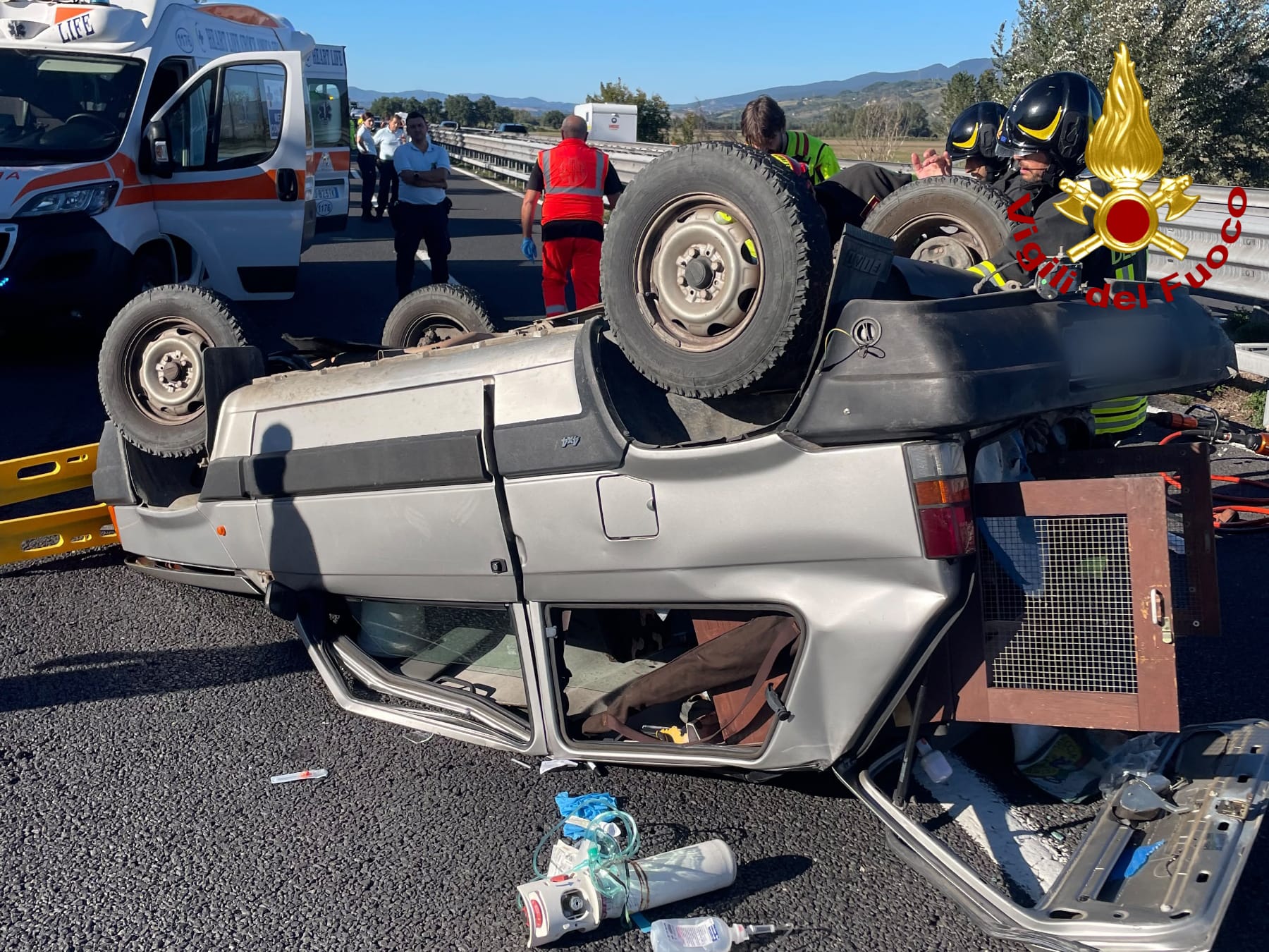 Schianto sull’autostrada ad Attigliano, Panda si ribalta dopo l’urto: guidatore estratto dalle lamiere e volato a Roma