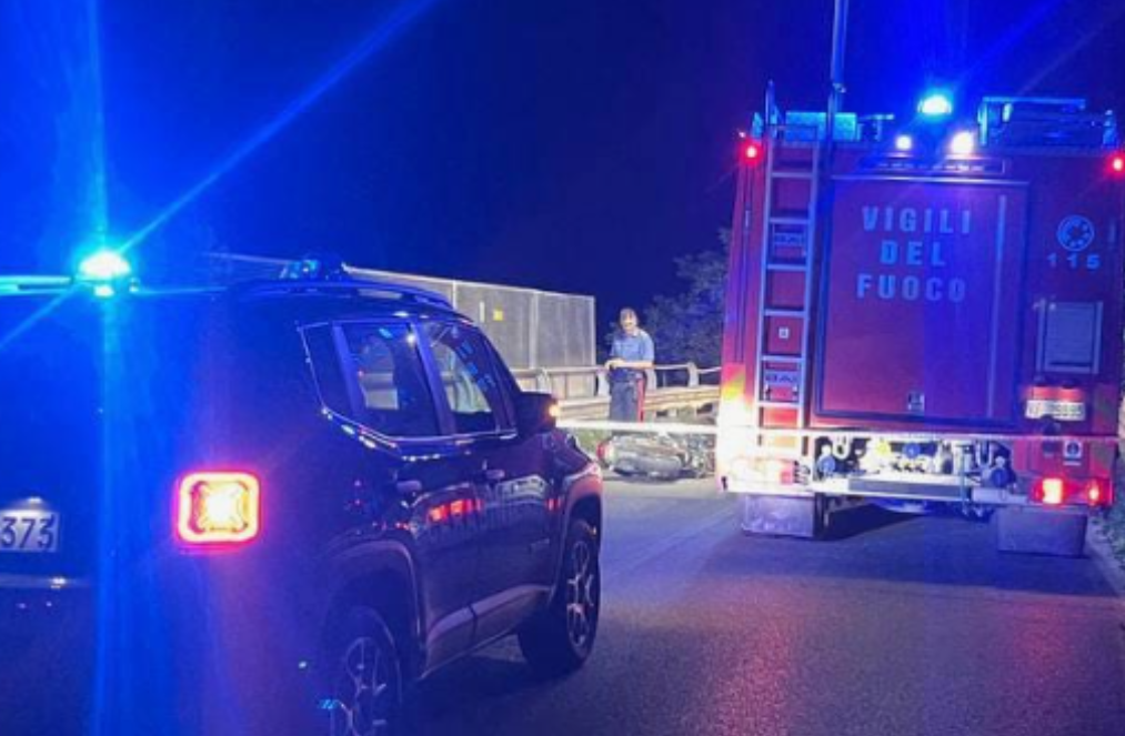 Schianto fatale nella notte a Perugia, moto contro un cordolo: il conducente muore sul colpo