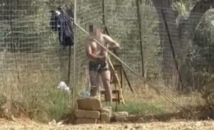 Allarme al Parco Uliveto a Civitavecchia: senzatetto minaccia i passanti e si lava nudo davanti a tutti