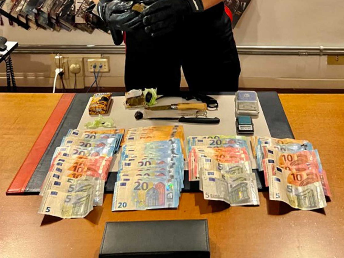 Acquapendente, giovane trovato in casa con droga e migliaia di euro in contanti: arrivano i carabinieri
