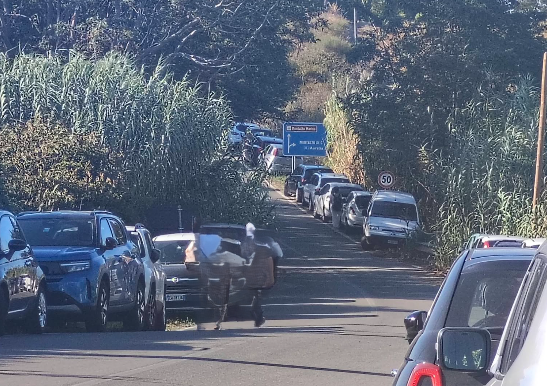 Caos parcheggi alla stazione di Montalto, auto “in mezzo alla strada”: la rabbia dei pendolari contro Ferrovie e Comune
