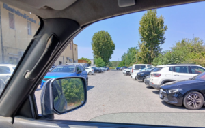 Stazione di Montalto di Castro, parcheggi vietati e pendolari in difficoltà: “E ora dove lasciamo l’auto?”