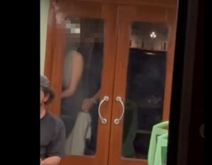 Sesso sul vaporetto affollato in Canal Grande, passeggeri sotto choc a Venezia: video virale e indagini in corso