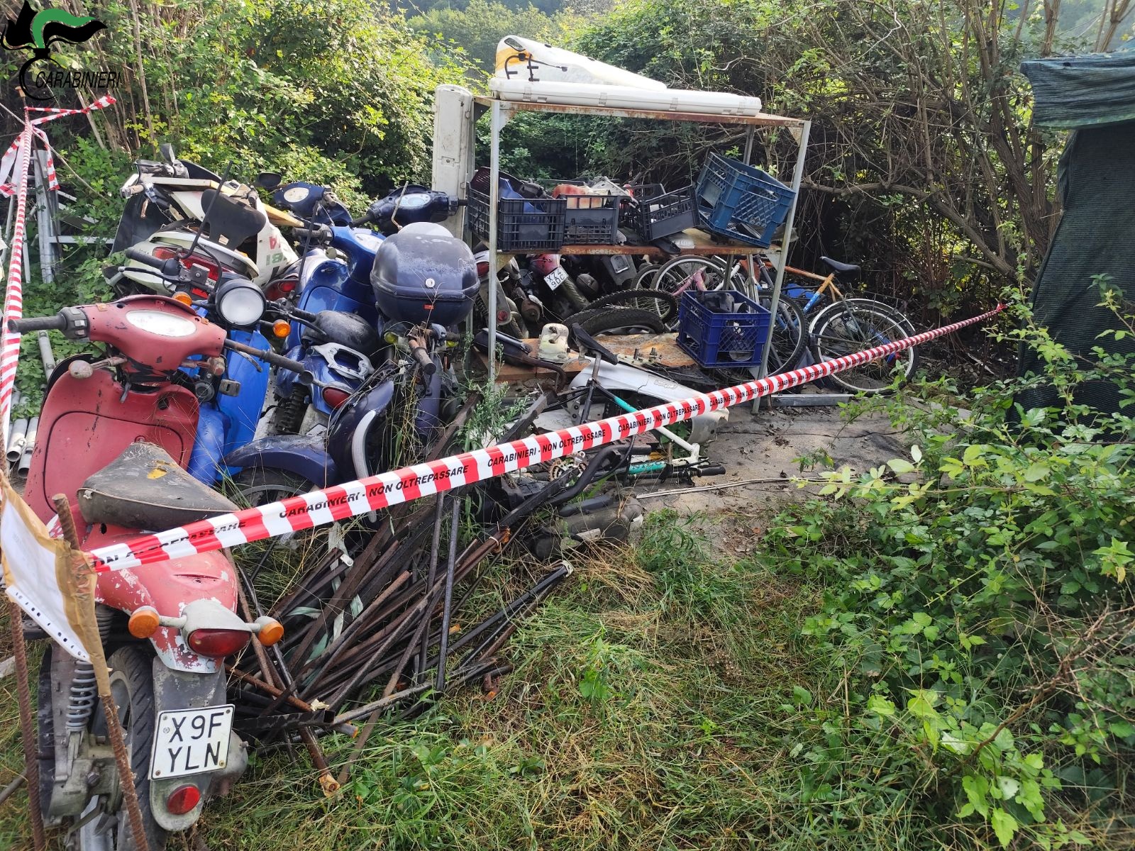 Civita Castellana – Officina abusiva e deposito illecito di rifiuti speciali pericolosi, i Carabinieri forestali sequestrano l’area e denunciano il responsabile (FOTO)