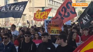Sciopero generale, studenti a Genova “Noi la guerra non la vogliamo”