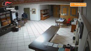 Tentato assalto a ditta orafa con strade sbarrate, 8 arresti ad Arezzo