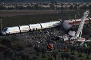 Spagna, scontro treni alta velocità: 68 morti. Tre italiane disperse, una è di Pistoia