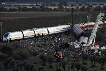 Spagna, scontro treni alta velocità: 68 morti. Tre italiane disperse, una è di Pistoia
