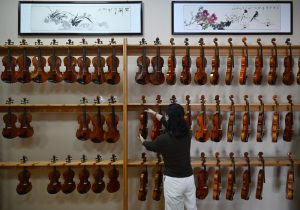 Cina, i violini della contea di Queshan raggiungono tutto il mondo