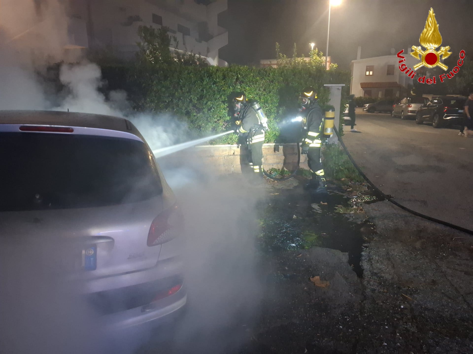 Santa Marinella – Auto a GPL in fiamme in via Augusta (FOTO)