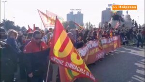 Sciopero generale, manifestanti bloccano la Tangenziale a Torino