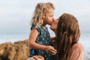 Bonus mamme 2026, domande al via: contributo fino a 720 euro, a chi spetta e come richiederlo